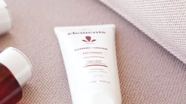 https://cdn.shopify.com/s/files/1/0622/0477/2421/files/DSC02146.jpg?v=1737478573 Leave-in Tutano E Caviar 180g - Elements