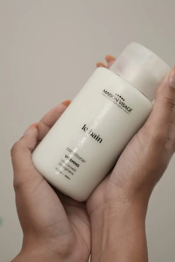https://cdn.shopify.com/s/files/1/0622/0477/2421/files/DSC3845.jpg?v=1737511572 Le Bain Conditioner Vitamins - 330ml